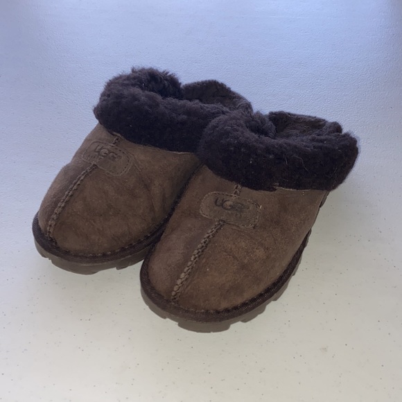 ✨OFFERS WELCOME ✨ Chocolate Brown UGG slippers!! - Picture 2 of 6